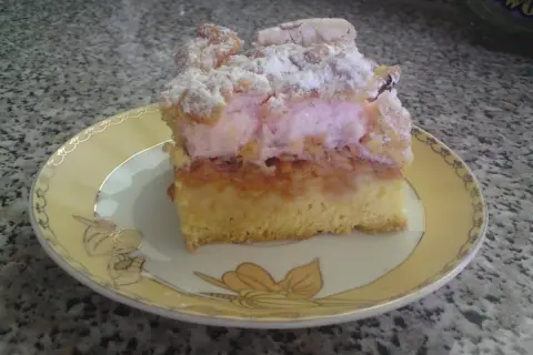 Pyszny placek z jabłkami i różowym kisielem, posypany cukrem pudrem. Idealny na deser.