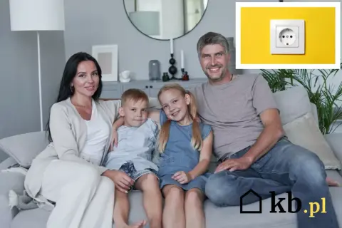 Rodzina na kanapie, obok gniazdko elektryczne. Zastanawiasz się nad średnim zużyciem prądu dla 2 osób?