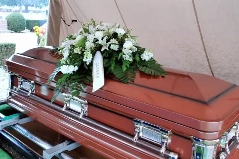 Jak sprawdzić datę pogrzebu w Piłie i uniknąć niepewności