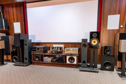 Nagłośnienie do salonu: Soundbar, kino, stereo co wybrać?