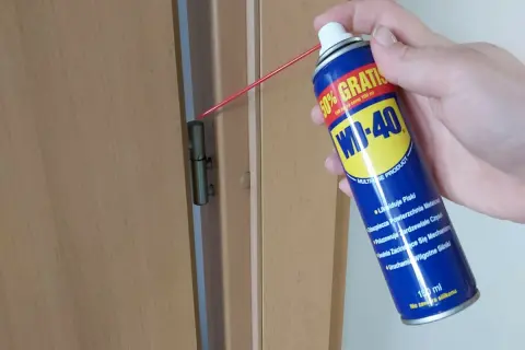 Chcesz wiedzieć, czym smarować skrzypiące drzwi? Użyj WD-40, aby wyciszyć zawiasy i zapewnić płynne działanie.