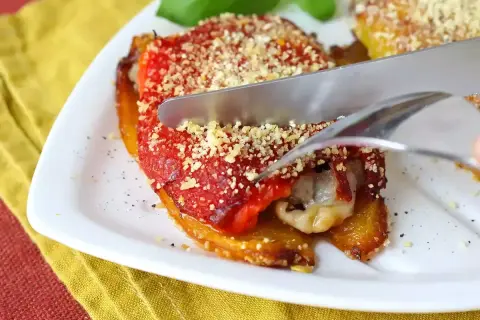 Peperoni ripieni in friggitrice ad aria, dorati e gustosi, pronti per essere gustati.