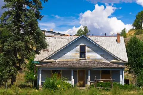 Stary, zaniedbany dom na Sandhill Dr. może czekać na legalizację samowoli budowlanej.