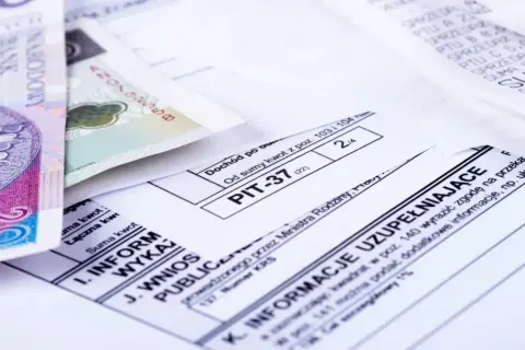 Formularz PIT-37, polskie banknoty i paragony fiskalne.