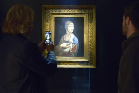 Dama z gronostajem w Muzeum Książąt Czartoryskich w Krakowie. Kobieta robi zdjęcie obrazu telefonem.
