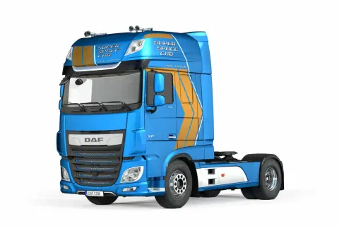 Camion DAF bleu et orange, édition spéciale "Super Space Cab", prêt pour de longues routes.