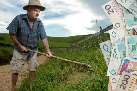 Rolnik z kosą i stos banknotów. Czy taka emerytura z KRUS po 10 latach jest możliwa?