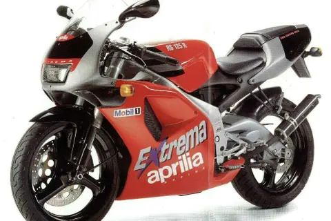 Czerwona Aprilia RS 125 Extrema, gotowa do osiągnięcia v-max.