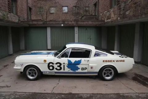 Vit Shelby GT350 med blåa ränder och nummer 63i. Bilen har texten "ESSEX WIRE" på bakskärmen.