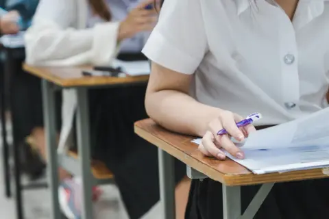 Uczniowie piszą egzamin. Zastanawiasz się, ile punktów można zdobyć na maturze z polskiego?