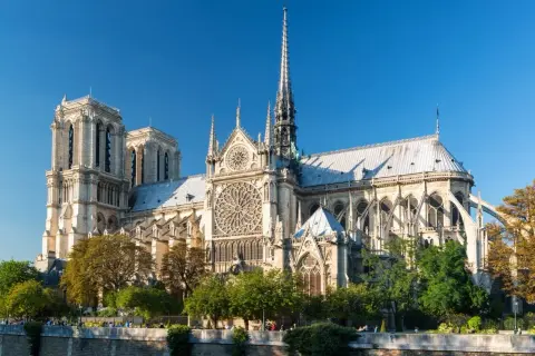 Katedra Notre Dame dzisiaj, majestatyczna i odrestaurowana, z widocznym oknem rozetowym i iglicą.