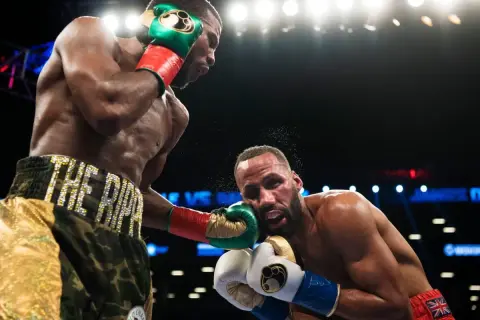 Boxaren Badou Jack tar emot en smäll i ansiktet under en intensiv match.