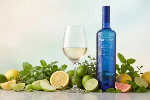 Orzeźwiające, kwaśne wino Mar de Ons Albariño, otoczone cytrusami, jabłkami i ziołami, zapowiada letnie orzeźwienie.