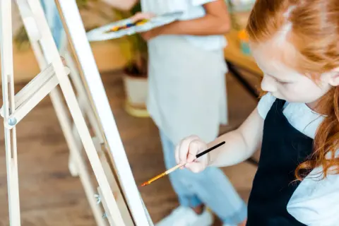Kreatywne wakacje, czyli jak artystyczne kolonie i obozy dla dzieci i młodzieży Kogis rozwijają pasje i talenty