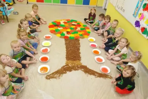 Zajęcia sensoryczne w żłobku: Klucz do rozwoju i 30+ pomysłów!
