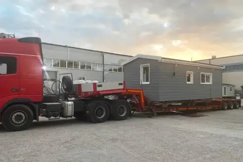 Transport domu drewnianego w całości. Cena za taki transport jest zależna od wielu czynników, ale efekt końcowy jest wart każdej złotówki.