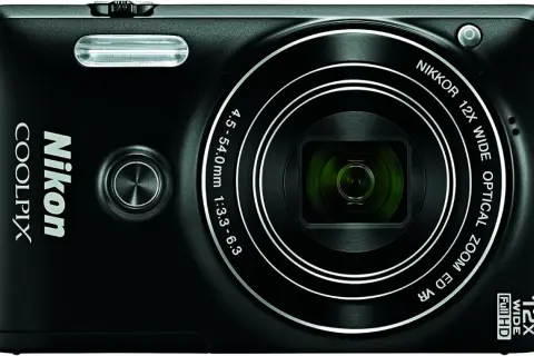 Czarny aparat Nikon Coolpix z obiektywem NIKKOR 12x. Idealny do uchwycenia wspomnień dzięki funkcji SnapBridge.