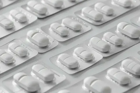 Białe tabletki w blistrach, gotowe do suplementacji. Te tabletki żelaza pomogą uzupełnić niedobory.