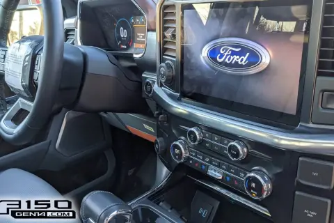 Intérieur du camion Ford F-150 : volant, écran tactile avec logo Ford, tableau de bord numérique et console centrale.