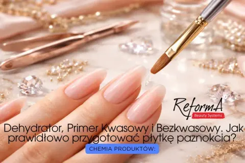 Dłonie z idealnym manicure, pędzelek z żelem. Dowiedz się, czy wybrać primer kwasowy czy bezkwasowy do przygotowania paznokci.