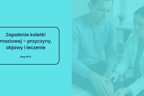 Lekarz bada kolano pacjenta. Na ekranie tekst: "Zapalenie kaletki maziowej – przyczyny, objawy i leczenie".