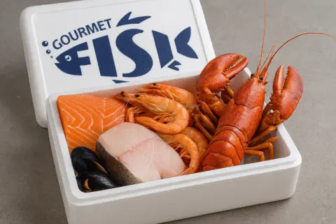 En låda med färska frutti di mare: laxfilé, räkor, en hel hummer, torskrygg och musslor.