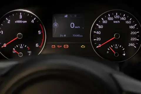 Tableau de bord d'une voiture avec indicateurs allumés, dont le voyant moteur. Le kilométrage est de 70045 km. Ce n'est pas une liste voyant Iveco.
