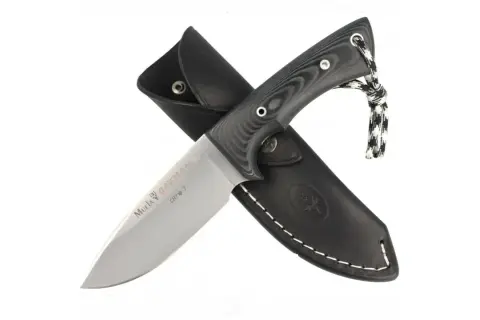Cuchillo Muela Gavilán con funda de cuero negra. Hoja de acero pulido con inscripciones. Empuñadura negra texturizada y cordón.