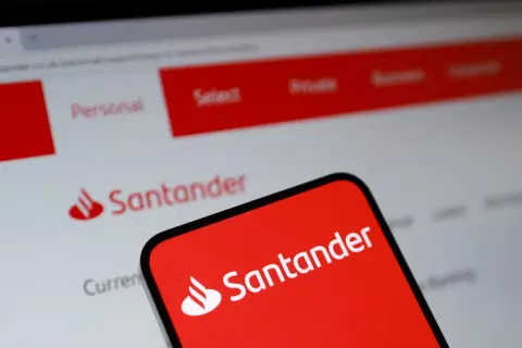 Santander płatność kartą za granicą prowizja. Ekran telefonu i komputera z logo banku Santander.
