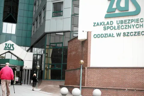 Budynek ZUS w Szczecinie z napisem "Zakład Ubezpieczeń Społecznych".