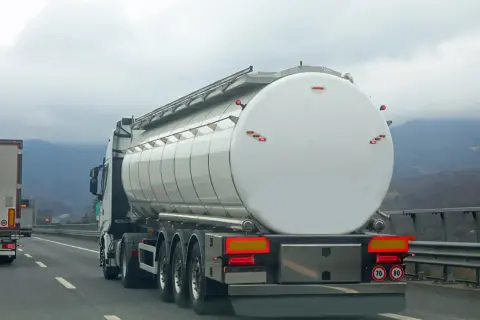 Camion-citerne blanc sur l'autoroute, prêt pour le transport. L'autorisation de rouler pour les camions est essentielle pour la logistique.