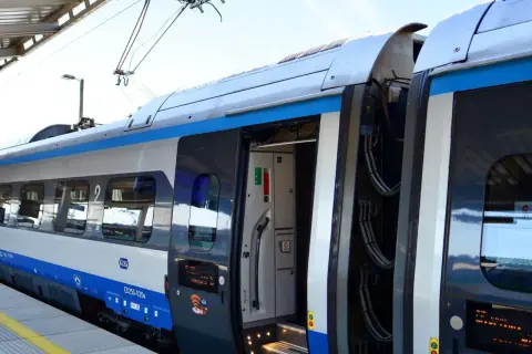 Nowy pociąg PKP Intercity czeka na pasażerów. Drzwi są otwarte, zapraszając do wejścia. Czas ruszać do Łodzi!
