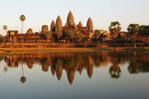 Zachód słońca nad Angkor Wat. To jest prawdziwa przygoda, podróż do Kambodży na własną rękę, z odbiciem świątyni w wodzie.