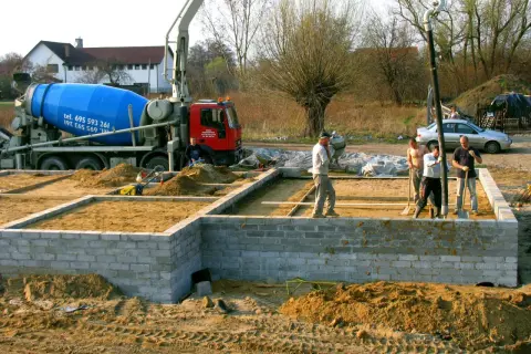 Czym najlepiej zasypać fundamenty - poradnik budowlany ze wskazówkami