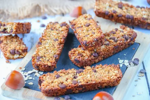Délicieuses barres de céréales maison, parfaites pour une recette rapide et saine. Elles regorgent de flocons d'avoine et de pépites de chocolat.