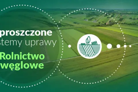 Widok z lotu ptaka na zielone pola uprawne z tekstem "Uproszczone systemy uprawy Rolnictwo węglowe".