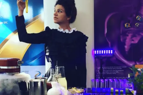 Pan który robi drinki – odkryj tajniki pracy barmana i przepisy