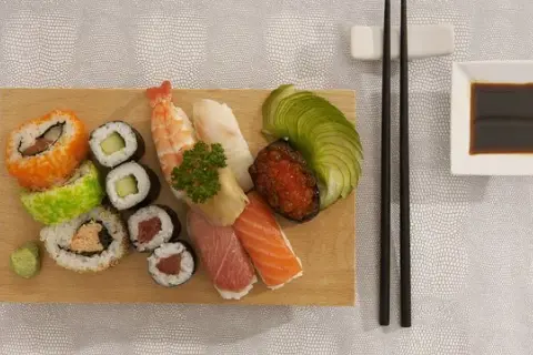 Z czym jeść sushi? Odkryj najlepsze dodatki i akcesoria