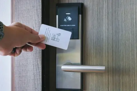 Czy w hotelu można przyjmować gości? Oto zasady, które musisz znać