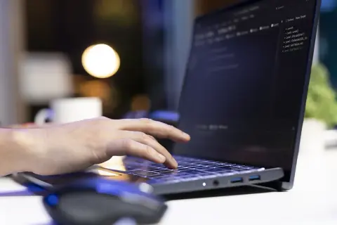 Czy nowy laptop ma antywirusa? Cała prawda o ochronie!