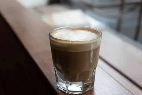 En kaffedröm: en perfekt balanserad macchiato vs cortado, med len mjölk och stark espresso.