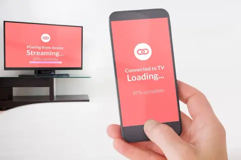 Telefon streamuje obraz z telefonu na TV przez WiFi. Połączenie prawie gotowe.