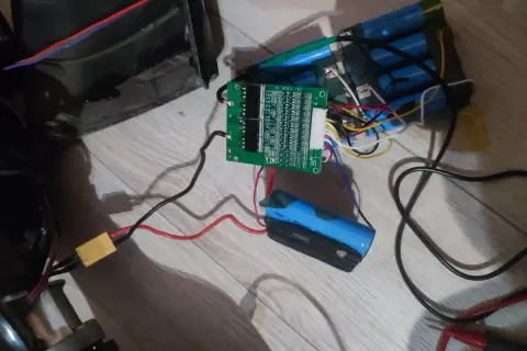 Zestaw ogniw tworzy baterię do deskorolki elektrycznej, podłączoną do płytki BMS.