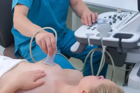USG piersi u ginekologa? Sprawdź, kiedy to możliwe i dlaczego.