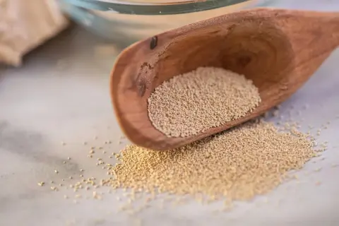 Cucharón de madera con levadura de cerveza, ideal para panadería y repostería.
