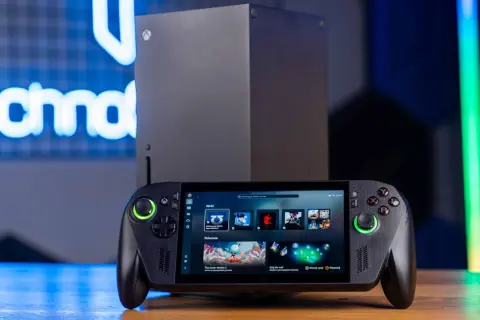 Przenośny handheld gamingowy ROG Ally obok konsoli Xbox Series X. Idealny do grania w gry z Xbox Game Pass.