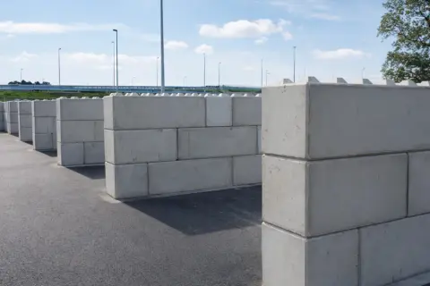 Zbrojenie muru oporowego z betonowych bloków, tworzące labirynt.