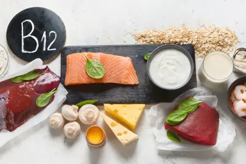 Witaj w świecie witaminy B12! Gdzie występuje? Zobacz: wątróbka, łosoś, jajka, ser, mleko, krewetki, sardynki, płatki owsiane i suplementy.