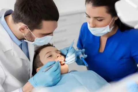 Chłopiec u dentysty. Czy do dentysty potrzebne jest skierowanie? Zależy od placówki, ale często nie.