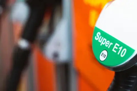 E10: Czy Twoje auto jest gotowe? Sprawdź i tankuj bez obaw!